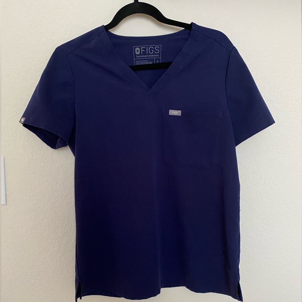 FIGS Catarina One-Pocket Scrub Top in Navy